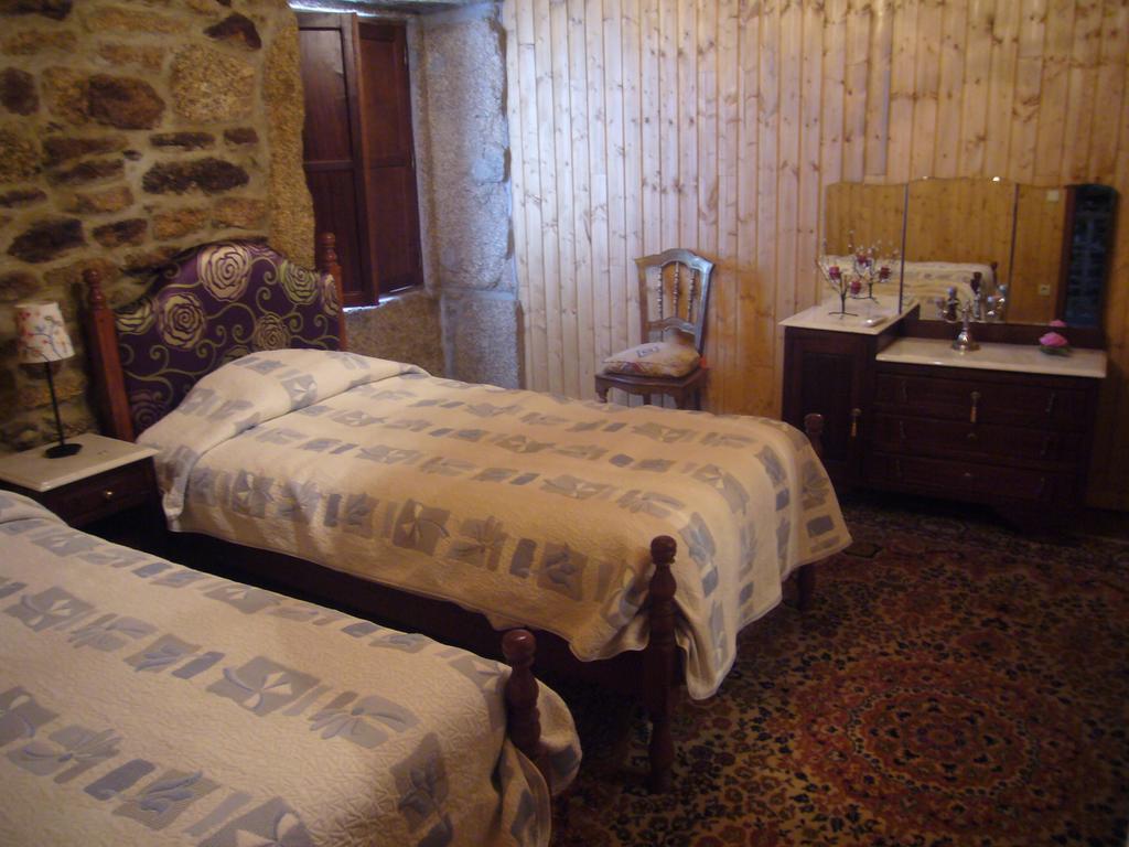 Hostal Casa Do Monge Leomil Habitación foto